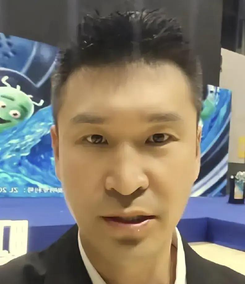开局吞下两连败，球馆外面直接响起了震耳欲聋的“下课”声。
霍楠现在恐怕连觉都睡不踏实。接手宁波男篮总经理才多久，就已经被推到了风口浪尖。
接盘最怕什么？最怕前任是个天花板。
之前刘家成在位的时候，硬是把底子薄弱的宁波队头一回推进了季后赛，把球迷的胃口彻底吊起来了。大家习惯了赢球的滋味，如今开局