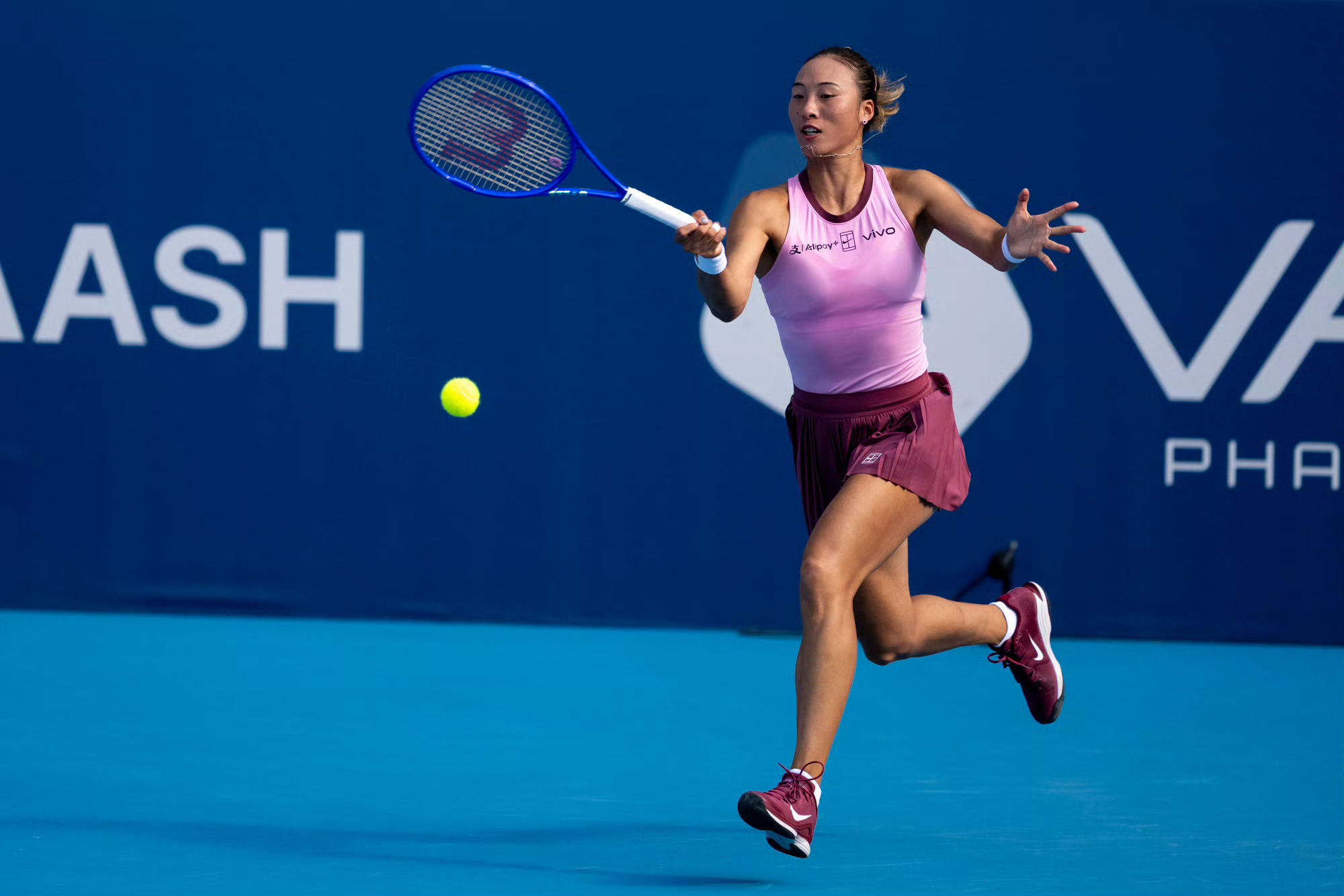 WTA250雅典站，郑钦文终于熬过长达一年的八强荒，用13记Ace轰...