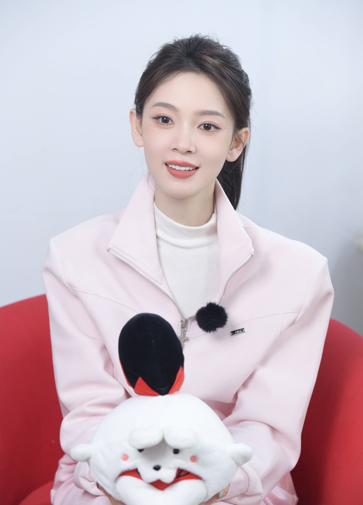 陈瑶估计是
内娱最会“装”温柔的女星了。
但你别误会，
这个“装”字得打引号。

你看她上节目，永远是轻声细语那一挂。别人抢着抖包袱，她在旁边安安静静坐着，嘴角挂着笑，轮到她说话才慢慢开口，不急不躁。

弹幕里总有人刷“好温柔啊”，也总有人阴阳一句“装什么装”。

可你仔细扒一扒她的“装”，会发现一