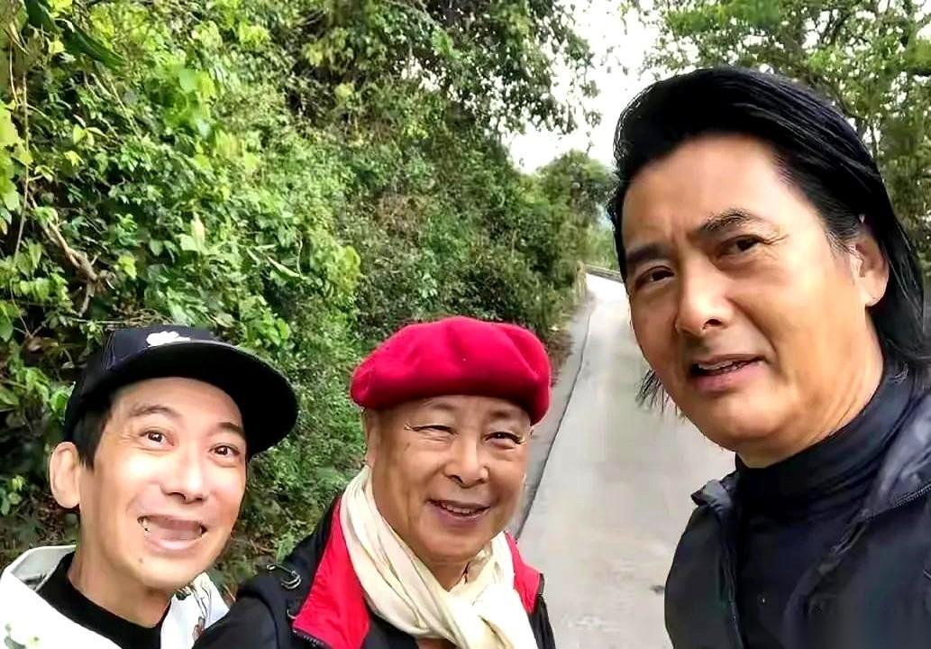 香港老演员刘兆铭，硬生生撕开了娱乐圈拜高踩低的潜规则。
他48岁才半路出家入行，这辈子没尝过大红大紫的滋味，作品满打满算也没几部。可偏偏就是这么个不起眼的老配角，私底下饭桌旁边坐着的，全都是刘德华、周润发、吴镇宇这种级别的天王巨星。
在那个按片酬排座次、按名气分圈子的名利场，规矩一向很死。名气低的人