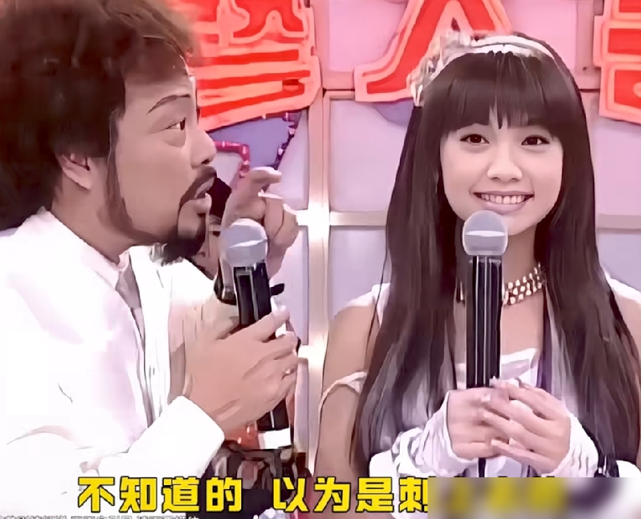 黑粉说杨丞琳脸上那颗五角星痣，是为了辨识度后点上去的。她直接怼脸拍了一张，原话是：谁没事想要那么大颗痣，它从我出生就这么黑这么大。
早年间张菲在节目里盯着她脸看半天，劝她千万别点掉。聂云也跟着打趣，说这颗痣长在落泪的位置，天生带戏。她当时笑，还配合着把右脸转过去给镜头。
现在回头看，张菲眼光确实