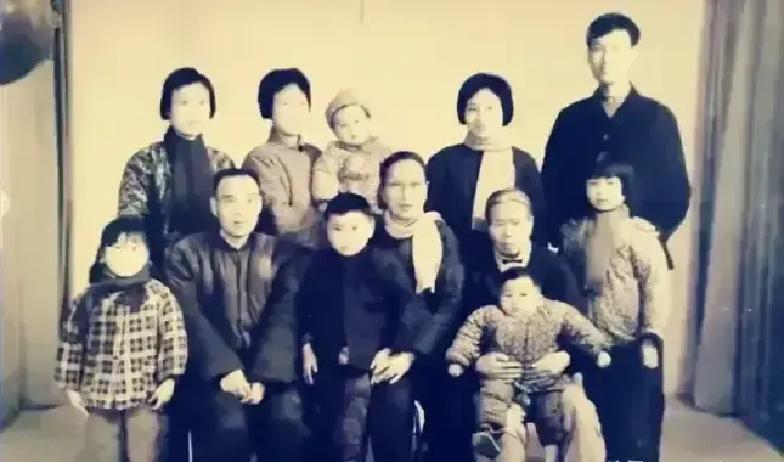 1969年，一对上海知青夫妇，于吉林延边插队时，在当地孤寡老人李阿妈家里，一起生活了10年。10年后，当知青返城，夫妻二人跟公社反映：“如果我们能回上海，一定要带着李阿妈走。”
 
公社办公室的墙壁有些掉皮，老式办公桌后面，王主任摘下眼镜擦了擦。他看看姚祚塘，又看看林小兰，叹了口气。“政策里没这条，