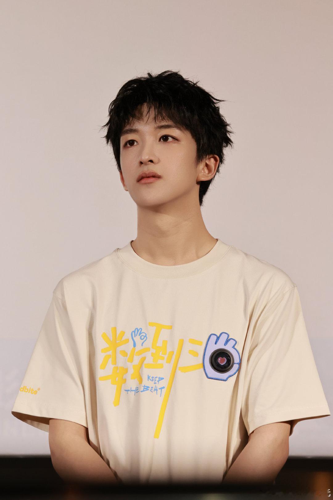 #黄子弘凡[超话]# 💛#黄子弘凡数到三# 💜#黄子弘凡何一帆# 
同一个我 在不同时间里许诺以后 要变得更勇敢 更温柔 面带笑容
​