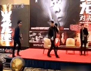 扒鞋底、画标尺、卡发际线，非要量出任贤齐到底有没有一米七七。

看客们在毫厘之间争得面红耳赤，当事人却压根没当回事。当年拍戏需要，任贤齐一口气增重三十二斤，挺着大肚腩在镜头前晃悠，还乐呵呵地发文调侃自己像小熊维尼。大摇大摆走在菜市场里，没人认得出来，他反而觉得自在得不行。

虚名撑起来的架子，风一吹
