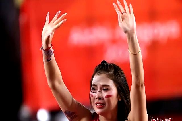 名古屋亚运会女子100米栏决赛结束，吴艳妮跑出13秒12拿到铜牌。
 

冲过终点线后她当场落泪，身披国旗喊出“战胜了三年前的自己”。
 

对比三年前杭州亚运会抢跑成绩被取消的风波，这个名次好歹算是个交代。
 

但比起奖牌本身，场外掀起的风浪要大得多。
 

预赛跑出13秒18晋级后，她给自己打