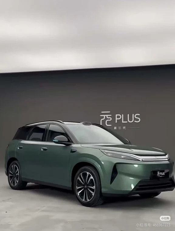 #比亚迪汽车
一眼沦陷✨第三代元PLUS气场绿 540超越 现车
重庆合川看车的宝子看过来👀
第三代元PLUS 540KM超越版
气场绿现车到店！
实车这个绿色真的巨显质感，照片完全拍不出它的美✨
	
💡车型亮点
▪CLTC续航540km，城市通勤、短途出游无压力
▪云辇-C智能阻尼悬架，底盘更舒适
▪800V高压闪充，补能快
▪天神之眼智驾系统，新手友好好开
▪空间宽敞，家用代步首选
	
合肥本地可预约到店试驾，现车数量不多，先到先得🚙
