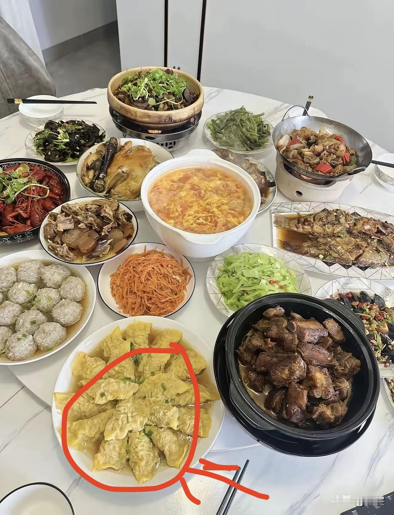 饭圈说白了就是粉丝圈的简称，最早是从日韩追星文化里传过来的叫法，后来慢慢在国内演变成特指某一个偶像、艺人或者IP的粉丝自发组成的社交圈子。
别以为只是凑在一起聊喜欢的人那么简单，现在的饭圈早就形成了一套完整的运行规则，有专门的后援会管数据、做应援，普通粉丝跟着打榜