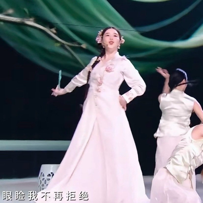 好奇阚清子这种程度是多少斤，听说上镜会显胖，像阚清子这种胖瘦程度现实里是多少斤啊，不会也就115斤吧… ​
