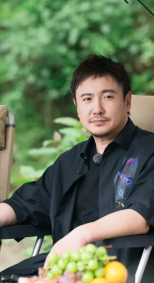主持人问沈腾：“你觉得你最大的缺点是什么？”沈腾想了想，认真地说：“我最大的缺点就是太懒了。”
看完这段采访，我彻底读懂了沈腾。世人都以为他的懒是懈怠、是摆烂，其实真正看懂就会发现，他的懒，从来都是藏在骨子里的傲气，是看透娱乐圈规则后的通透清醒。
沈腾的懒是实打实的。懒得社交应酬，懒得刻意内卷，懒得