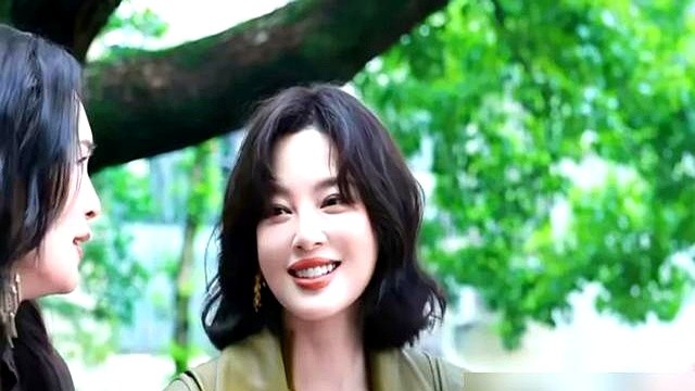 “我急啊，就是没人娶。”花少里秦岚笑着甩出这句话时，直接把催婚局变成了绝杀。

当时赵昭仪正被围攻，辛芷蕾顺手就把秦岚推出来挡枪。换别人早翻脸了，秦岚不气不辩解，一句自嘲化解尴尬，还不忘笑着警告大家停止催促。

这俩人哪有空焦虑结不结婚。秦岚转头就进组，接戏标准明确得很。辛芷蕾更野，宁可档期留白也要