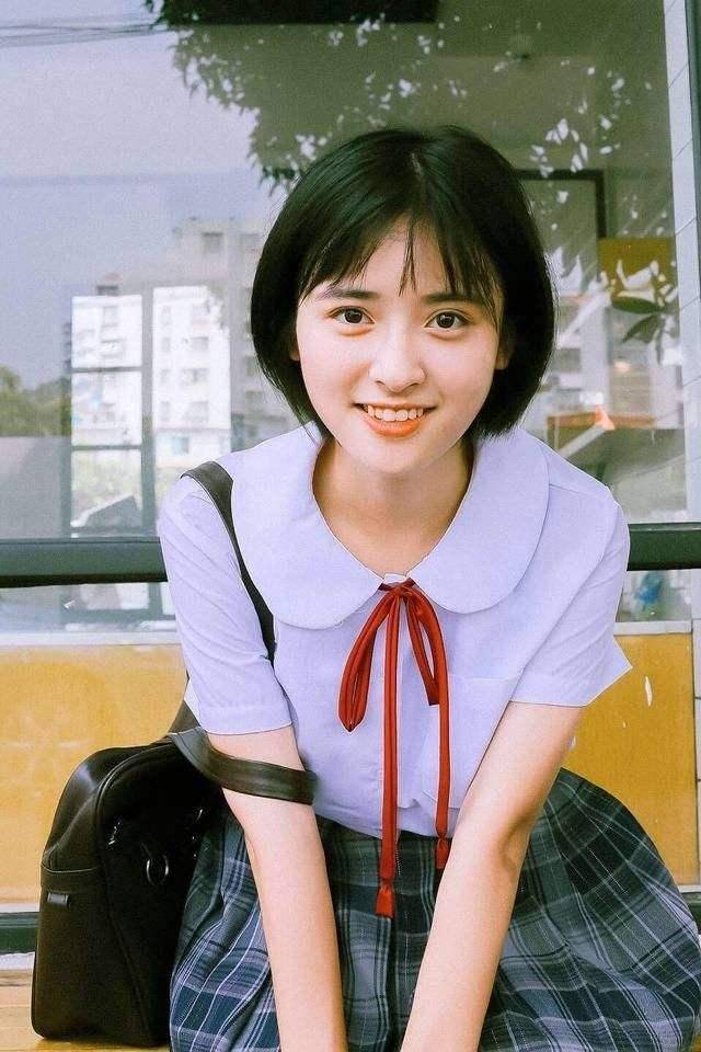 沈月和老东家十年合约到期后选择不再续约，正式开启独立运营阶段。不少人发现，现在她也在考量后续签约新经纪公司的可能性。
 
在当下的娱乐圈，艺人单靠个人工作室单打独斗，其实挑战不小。剧本渠道、商务对接、项目谈判，还有行业人脉资源，都需要成熟团队去推进。独立之后虽然拥有事业自主权，挑选剧本、安排行程更加