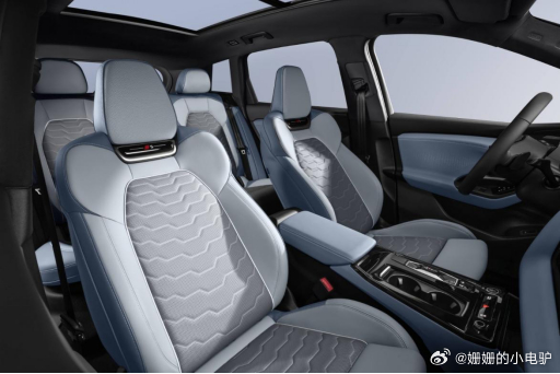 300亿工厂造一台车？一汽奥迪Q6L e-tron这工艺太狠了
作为一个开了20年车的老司机，我对一台车"耐不耐造"特别敏感😅
现在很多新势力车机花里胡哨，三年后小毛病一堆。但一汽奥迪Q6L e-tron这种百年豪华品牌的底蕴，还真不是一天能学来的。听说光工厂投资就超过300亿，每一台下线的车都要经过最严苛的 ​