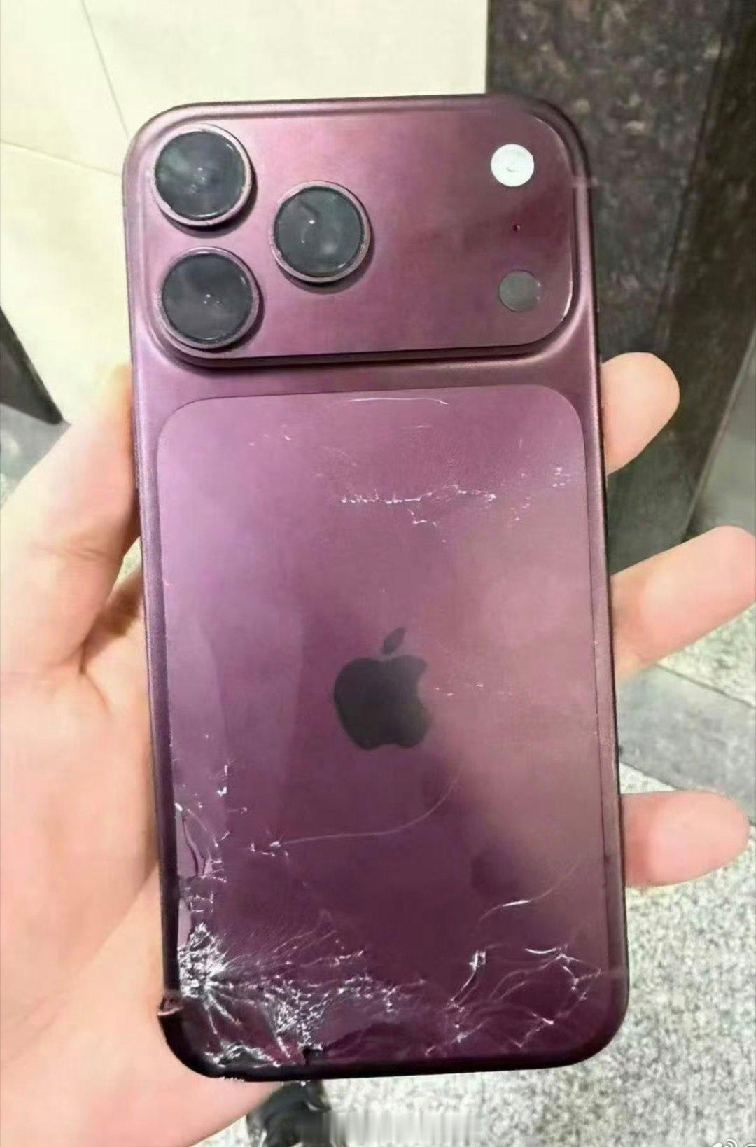 #iPhone18Pro首摔#很多果粉还在蹲抢购，这台iPhone18Pro已经不幸摔出损伤，后盖玻璃碎裂。新机还没捂热就惨遭损坏，看着都心疼，入手新机一定要做好防护，千万别裸机把玩。 ​