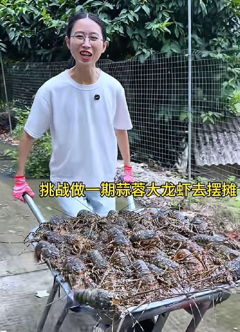 网红白菜GG返乡创业走红
网红白菜GG本名林万华，是福建漳州95后新农人。原本从事设计工作，2021年放弃城市工作返乡做短视频。
她记录摆摊卖货的真实乡村日常，朴实接地气的风格圈粉千万。直播带货本地农特产，助力乡亲增收，还带动当地妇女学习直播。
她获得多项官方荣誉，作为新农人代表发声，面对外界质疑始