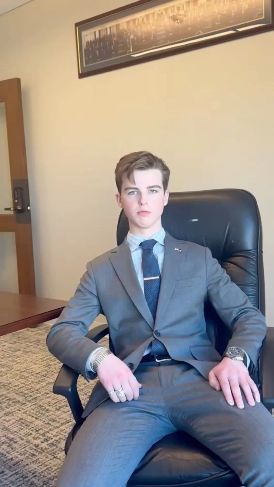 Iain Armitage 怎么长那么大了？感觉可以演007。