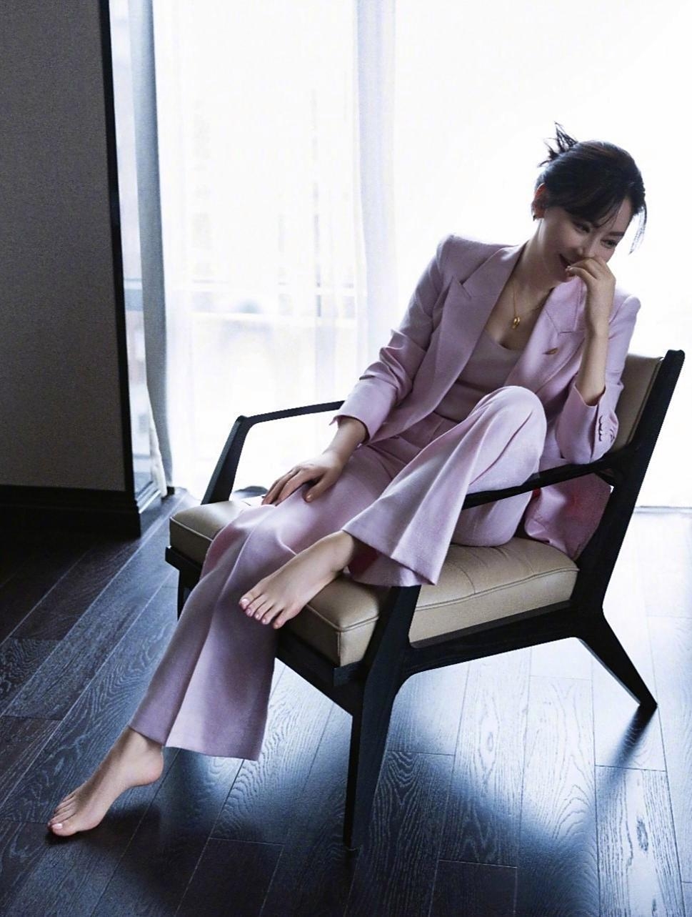 淡紫色西服套装，白领精英气质，配上赤脚的松弛感，陈数的这张写真美照好看...