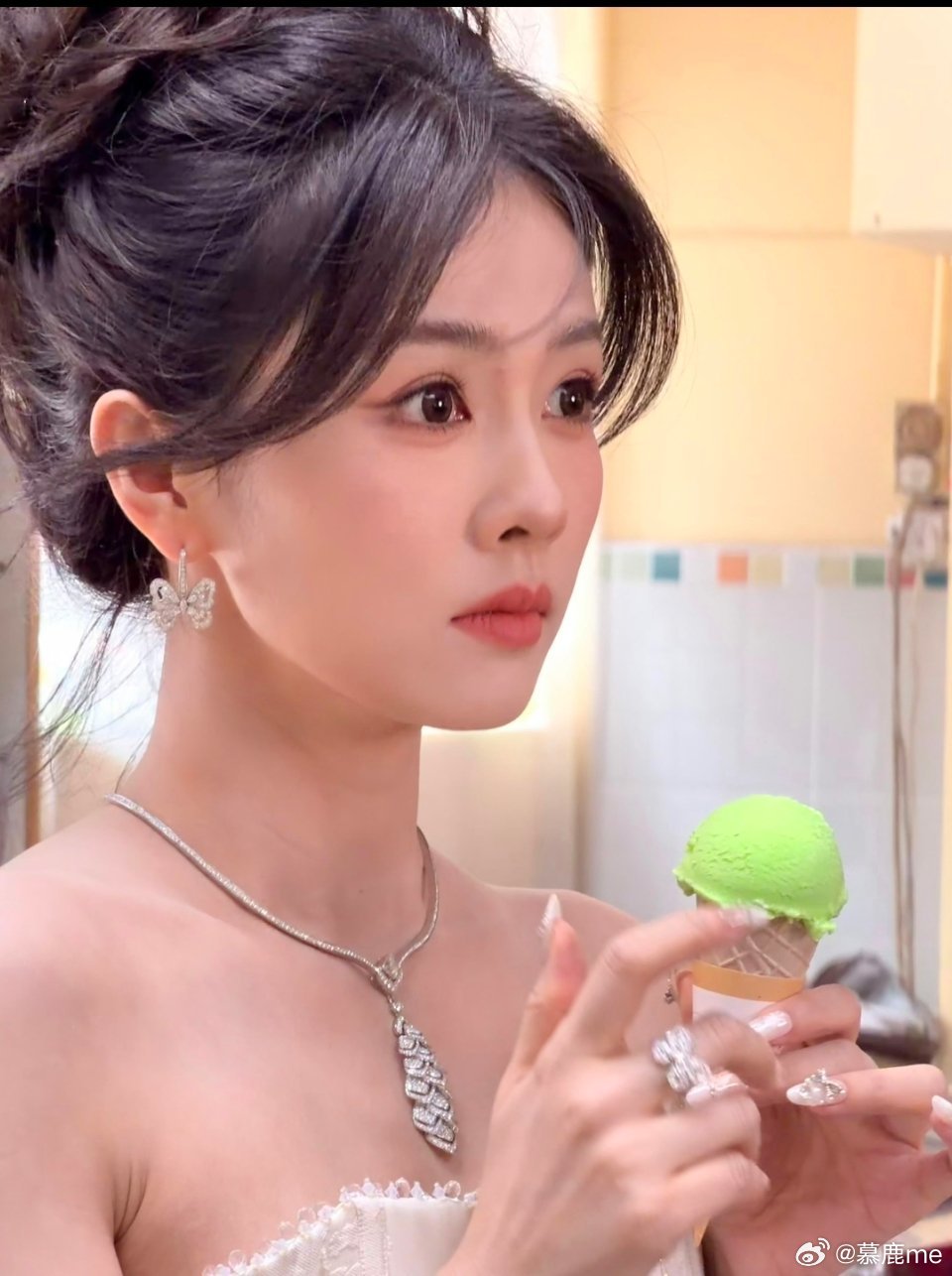 #白鹿[超话]##白鹿王韵娜##开到荼蘼# 
白鹿|坠入港式温柔🦌​