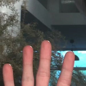[心][心] 经历过风雨，心会变得更坚韧，擦肩而过的人，挥一挥手说声...