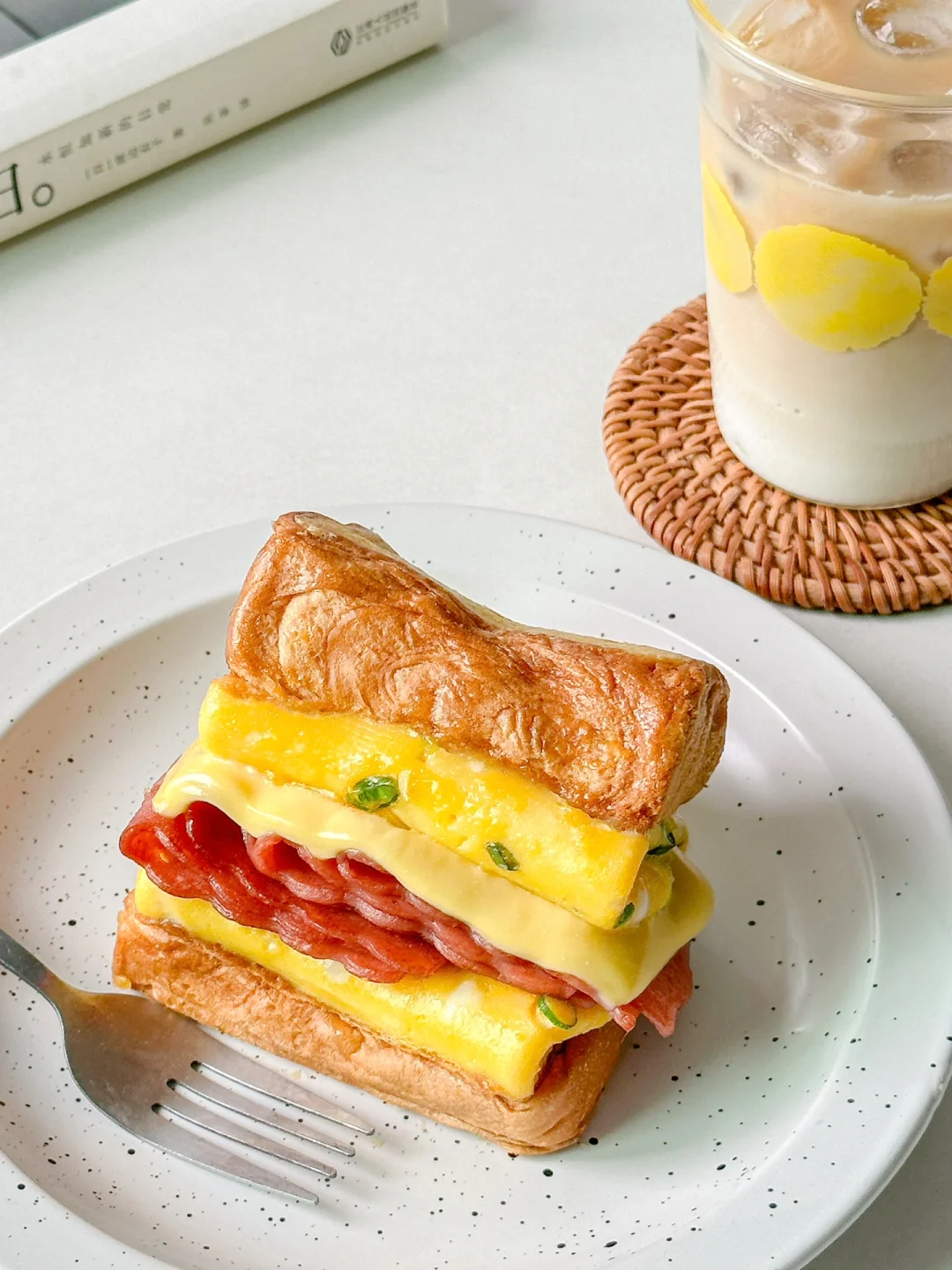 5分钟快手早餐！！芝士培根鸡蛋三明治🥪