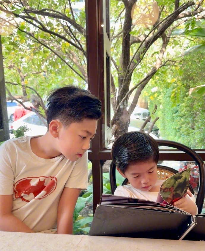 在微博过暑假夏日居家氛围感 孩子不会成为你想要的样子，只会成为……你的样子“看看这家里干净利落，家长肯定也自律，所以宝宝才有样学样”这条评论是一条关于2岁宝宝照顾因姨妈痛卧床的妈妈，她很熟练的给妈妈兑上一杯红糖水的视频，妈妈有解释到“是因为她经常看见爸爸这样做”这让我深刻审视了我的的行为习惯和孩子成长的环境。我开始期望我的孩子将来足够优秀，直到今天才知道我忽略了言传身教的重要性，如果我自身的行为、生活状态、价值观与这些期望都背道而驰，那么我的孩子真的会如我所想那般优秀吗？我的一举一动好像都在影响孩子的未来：🔥雷区：你刷手机，ta学“屏幕育儿”→ 你瘫沙发刷短视频，却吼孩子“不许玩手机”？❌孩子眼中：你的行为>你的道理✅建议：每天计划30分钟“全家阅读时间”，用书本代替电子奶瓶🍼🔥雷区：你暴躁怒吼，ta复制情绪炸弹→ 骂孩子“不许发脾气”，自己却一点就炸？❌孩子眼中：愤怒=解决问题的工具💣✅建议：情绪上头时默念“冷静、冷静、冷静”→ 深呼吸→蹲下平视说话✨🔥雷区：你躺平摆烂...