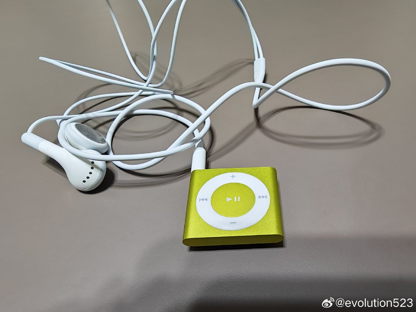 #购物# 
在淘宝发现了2018年全新ipod shuffle8代，这是同事推荐的，她去年买了一个给孩子做生日礼物。想到家里也有一个爱听歌的小朋友立马下单，导入了一些歌曲。 ​