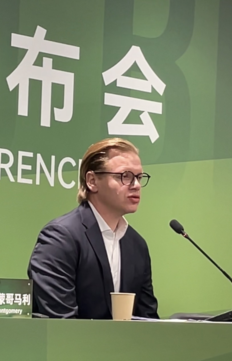 了解中国足球的人都知道，北京国安的18场不败实在是太难得了。在这个圈子“混”，要不然就你好我好大家好，要不然出淤泥而不染。当年高雷雷工体那一脚、杨祖武带着球队愤然离场，就已经看出了国安这种风骨和正气了。这也是为什么周老板痛定思痛，请来马永明、蒙哥马利这二马的原因。就职后的媒体见面会，看着马永明和记者