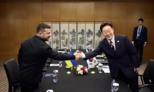 李在明谴责乌方泄露朝鲜战俘移送韩国！一场搅动东北亚的风波
俄乌战场上被俘的两名朝鲜战俘，被乌克兰移交韩国一事，在联合国大会上被泽连斯基当众披露。韩国总统李在明对此提出谴责，指责乌克兰违背双方保密约定。不少人疑惑，俄乌战场的战俘，本和韩国并无直接关联，为何交给韩国，还高调曝光，难道想把韩国拖下水？