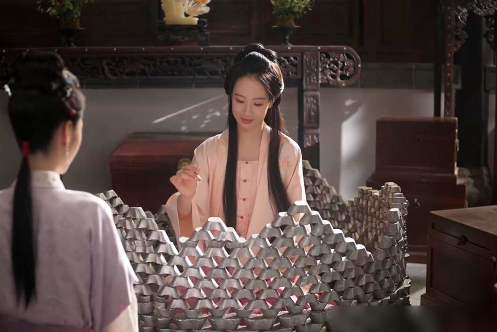 婆家不催生，娘家不逼钱，这女人偏把自己活成了一台放贷机器。
谭松韵新剧开播5天，站内热度直接干破30000。央视首播收视1.37%，全网播放量3天破亿。数据飙得越猛，赵星棠这个角色看得人越透心凉。丈夫当她是摆设，娘家拿她当子宫，婆家当她是空气。
她倒好，扭头把嫁妆铺子改成地下钱庄，跟账房先生滚到