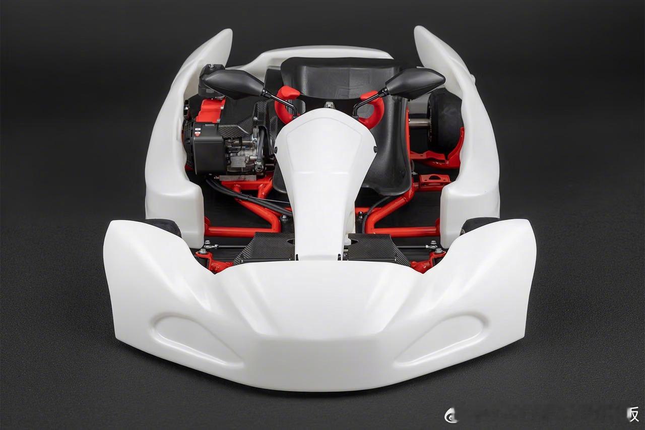 【Toyota Gazoo Racing 推出 2500 美元 GR KART】

Toyota Gazoo Racing 推出 GR KART，希望让更多人能踏上赛道。这款入门车型售价约 2500 美元，让家庭也能更轻松地接触赛车运动。此次发布延续了丰田汽车公司董事长丰田章男的愿景：让草根赛车像棒球或足球一样简单易参与。凭借便于运输的设计，丰田消 ​