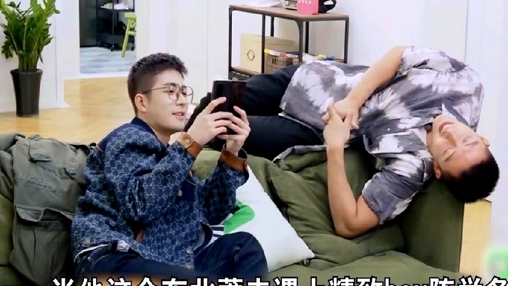 陈学冬看着盘里的炒蚕蛹叹气：它本来能变成蛾子的。黄景瑜头都没抬，反手把旁边没下锅的生蚕蛹塞他怀里：拿走，回家孵去。

买个盘子纠结半天？黄景瑜一把抓过顺眼的直接结账；王传君当众笑他玩游戏菜，他咧嘴一笑：这叫个人特色。

不接招、不琢磨、不纠缠，事情来了抬手就办，话递过来笑着就接。

脑子里装的事情越