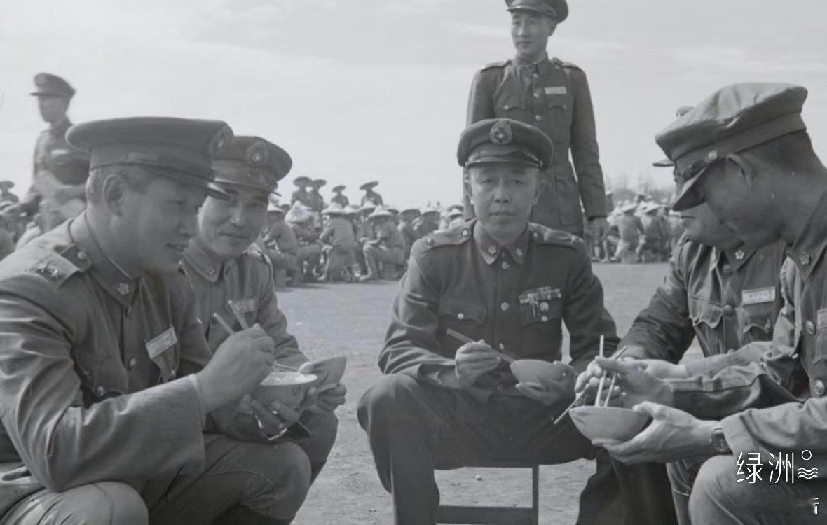 孫立人將軍在閱兵結業式午餐時間。 #孙立人# #历史老照片# ​