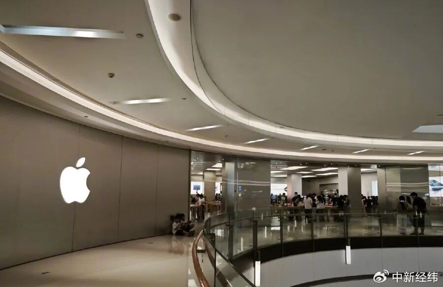 【#商家发布会后割肉出iPhone17#】#iPhone Duo缺失两大功能#9月13日，大河报记者走访郑州多家科技市场和手机卖场发现，iPhone 18 Pro系列已经开启预购，将于9月18日正式发售。部分提前囤下iPhone 17系列的商家没有等来涨价，已经开始“割肉”出货。

9月9日发布会前，郑州手机商老周（化名）分三批购入 ​