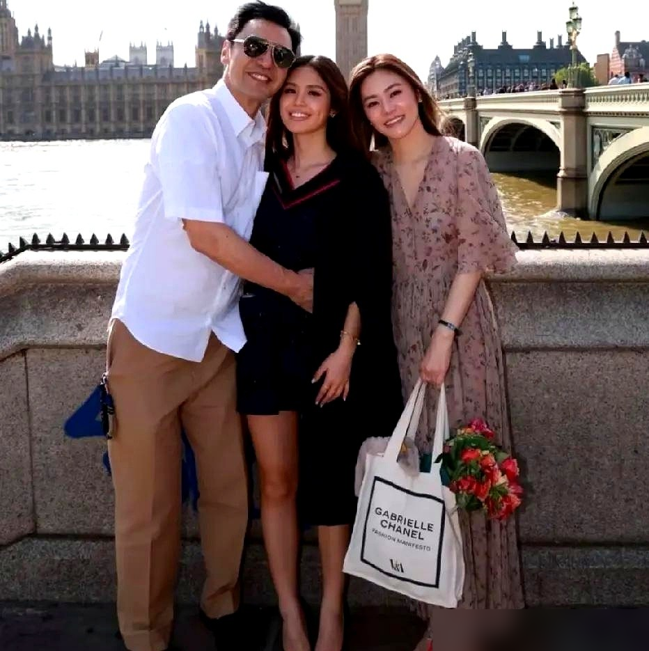 73岁钟镇涛晒全家福，亲女儿挨着后妈站，亲妈章小蕙连评论区都没出现。
我翻了钟嘉晴当年的表态，她自己说的，跟生母至少7年没见，不需要章小蕙任何保护。2011年范姜被指家暴，这姑娘直接开麦：编故事，搞新闻。转头叫范姜my mom，一叫就是十年。
范姜二十几岁接手两个继子女，钟镇涛破产那会儿没跑，把