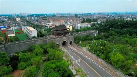 韩信胯下之辱：能忍一时之气，方能赢到最后



韩信从屠夫胯下钻过去的时候，满街人都在笑。一个身佩长剑的年轻人，被一个杀猪的拦住，要么拔剑相斗，要么从胯下钻过去。韩信选择了钻。多年后，他受封楚王，重回淮阴，当年的屠夫跪在他面前，浑身发抖。韩信说，当年你逼我钻胯，我照做了。如今我身居王位，你觉得我该不