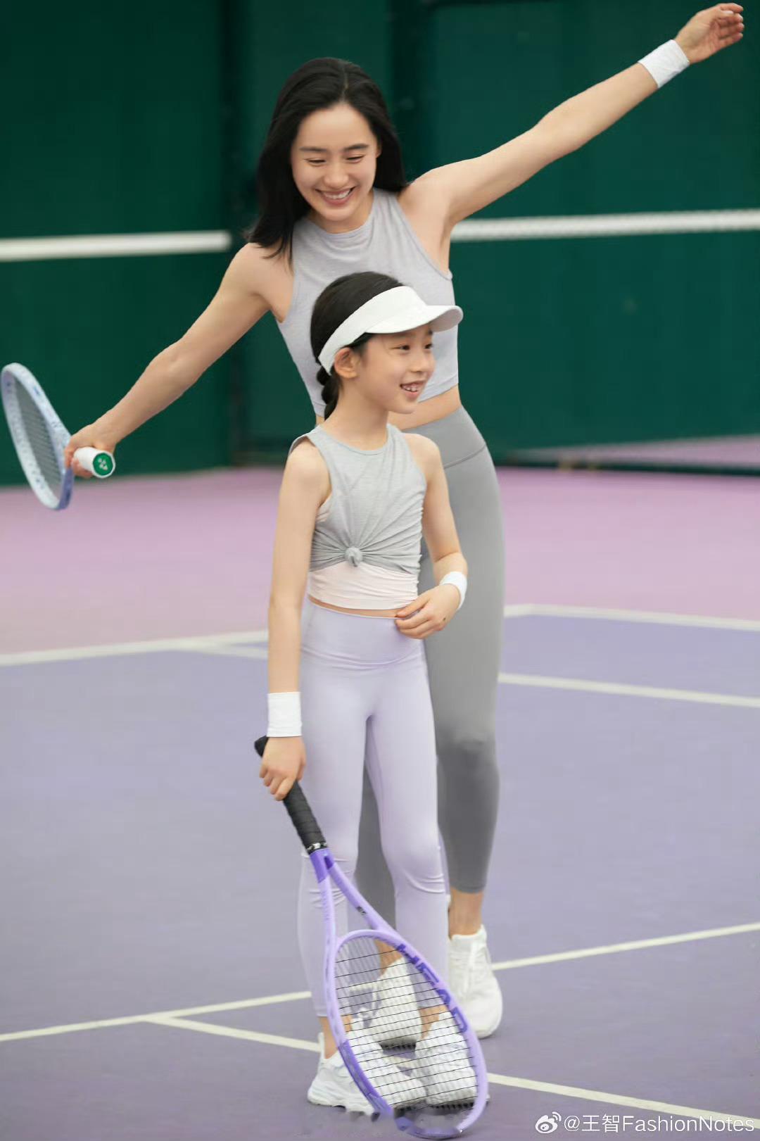 小米挥拍的样子像小小运动员，王智把孩子培养得太好了！亲子穿搭更是教科书...