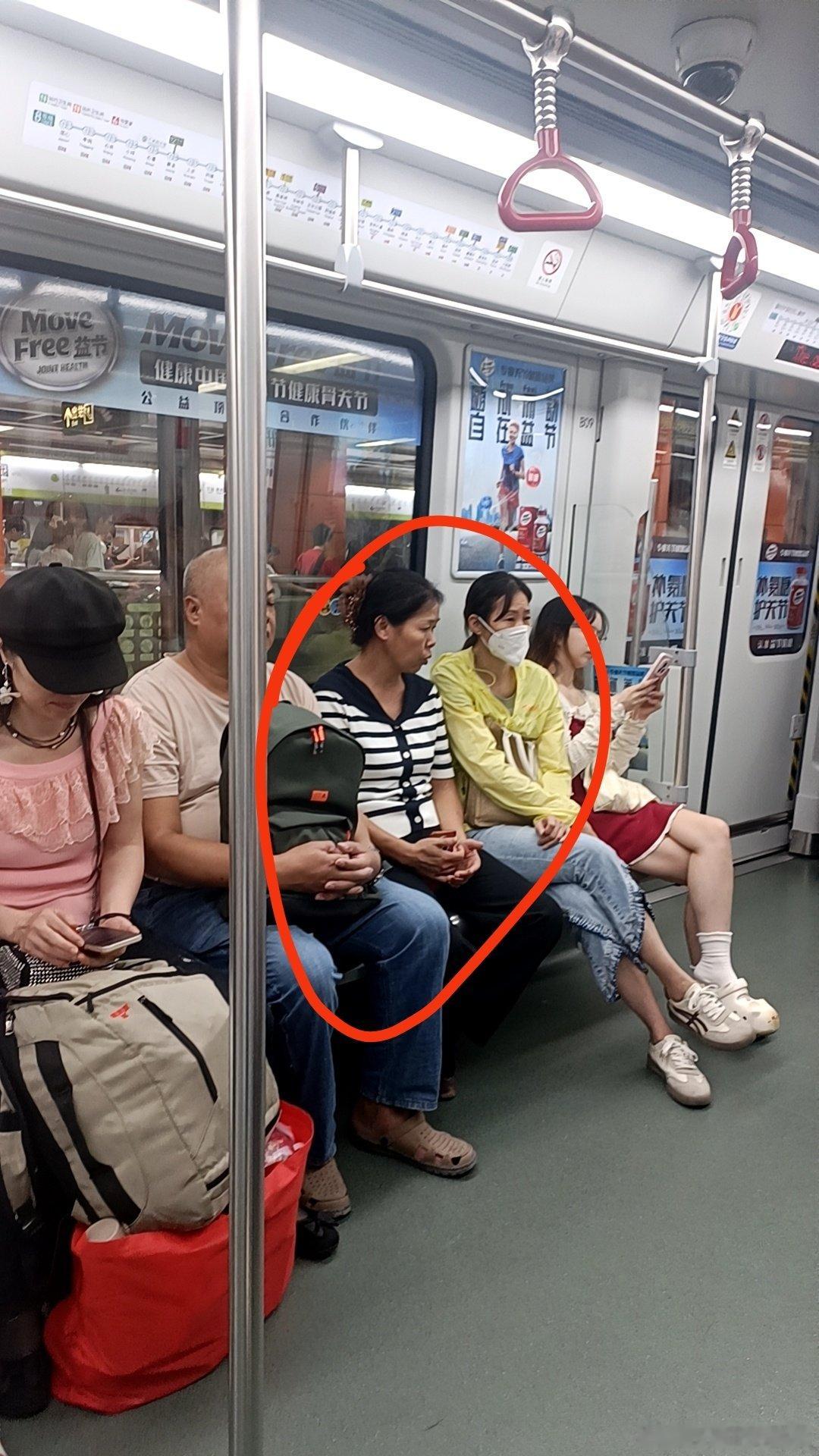 #地铁占座# 这个大妈不仅占座还推人#广州地铁8号线# 就在石井地铁附近#素质是个好东西# ​
