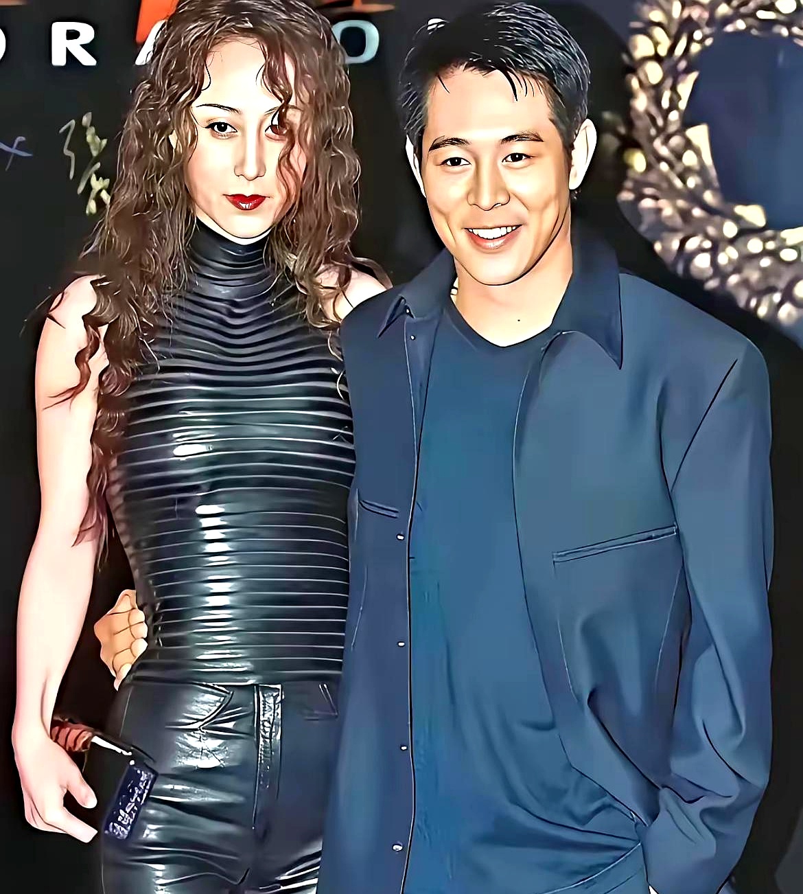 李连杰当年为了利智净身出户，轰轰烈烈闹了半辈子，可如今老两口站在一起，看着还是不太搭调
 

利智那张脸确实经得起岁月打磨，哪怕退圈这么多年，骨子里的那份冷艳气质依然在。反观功夫巨星李连杰，站在大美人身边，倒真有点像个老实巴交的跟班。外人总爱对他们的外形指指点点，可携手走过几十年风雨，又养大了两个女
