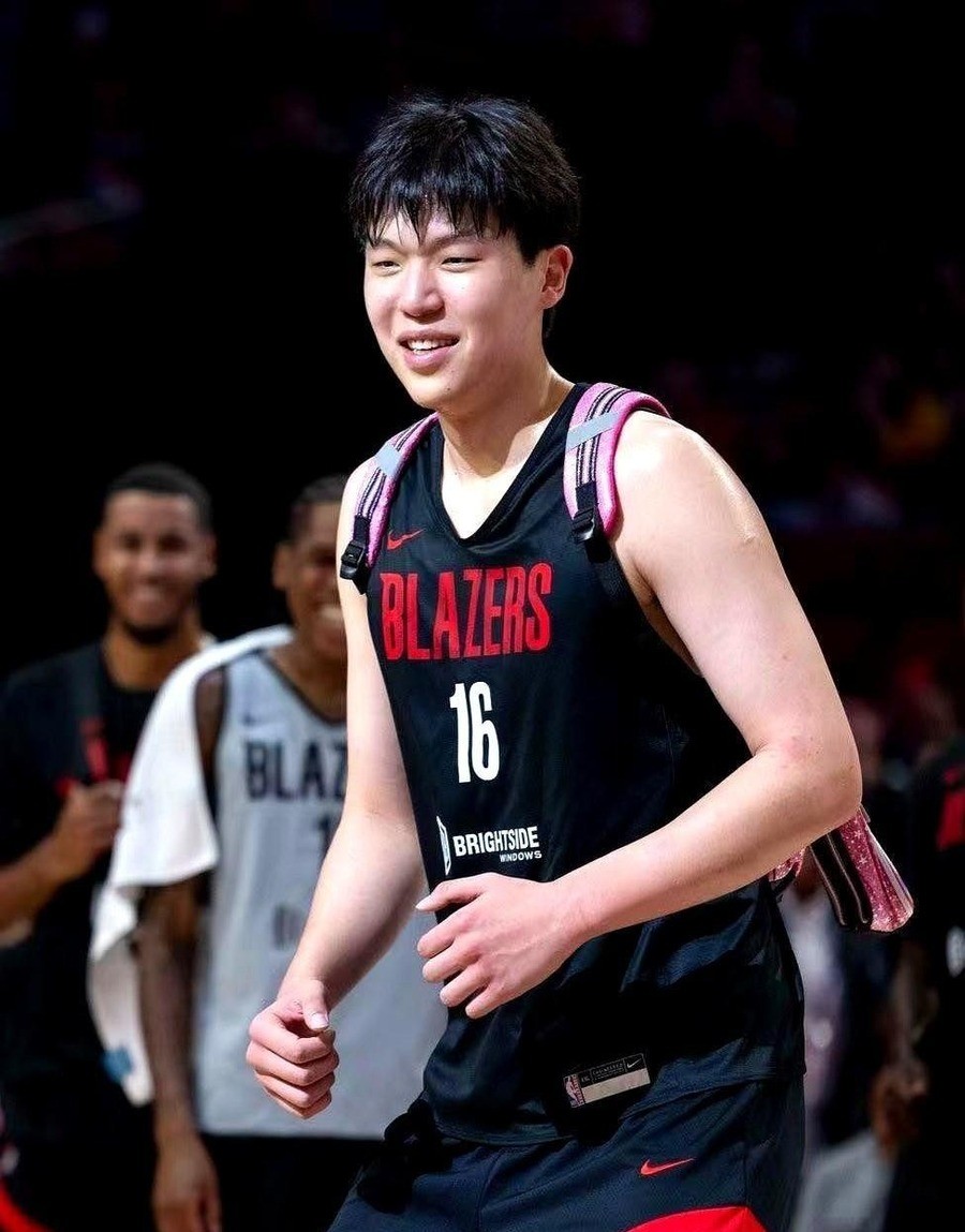 杨瀚森新秀赛季打了43场，场均7分钟，拿2.2分1.5篮板，投篮命中率31%。诺里说他是进攻枢纽，但同一场采访里，诺里说全员健康时他的时间是“零星”的。
这两句话放在一起看，才是杨瀚森在开拓者的真实处境。
斯普利特走了，去了公牛。球迷觉得机会来了。诺里接手之后确实夸了杨瀚森，说喜欢他的进步，夸他传球