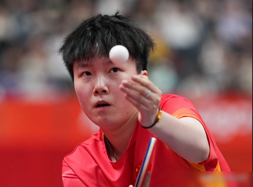 范姝涵3比0，听着轻松，后两局全是一口气吊着，12比10、11比9。对手万远29岁，德国华裔，颗粒打法，球路怪得很。第一局范姝涵11比6，看着稳。第二局7比7之后，万远死咬，10比9领先被追平，硬是连拿2分才按下去。第三局范姝涵改了，反手直接加质量，6比3好不容易拉开，万远还在追。她赛后自己说，中间