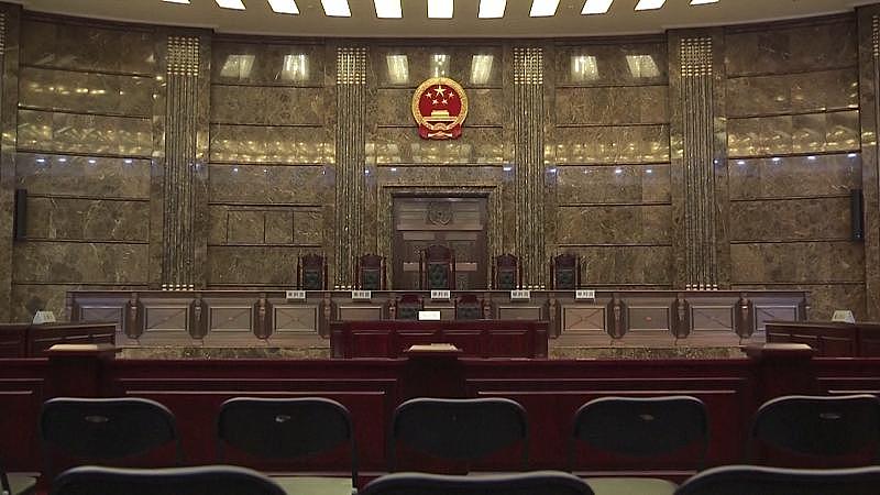 刷到黄大发案二审宣判的消息，真的长舒了一口气。
从今年4月黄冈中院一审判处他死刑，到9月湖北高院裁定驳回上诉维持原判，这个横跨多领域、犯下21项罪名的黑社会组织头目，终于等来了死刑立即执行的结果。
连同他手下的骨干成员，也分别领到了死缓到两年多有期徒刑的判罚，所有涉案的违法所得和孳息全部追缴上缴国库