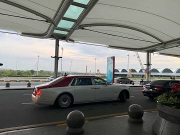 昨天在广州机场偶遇一辆红白拼的劳斯莱斯幻影，幻影的气场没得说了，这配色...