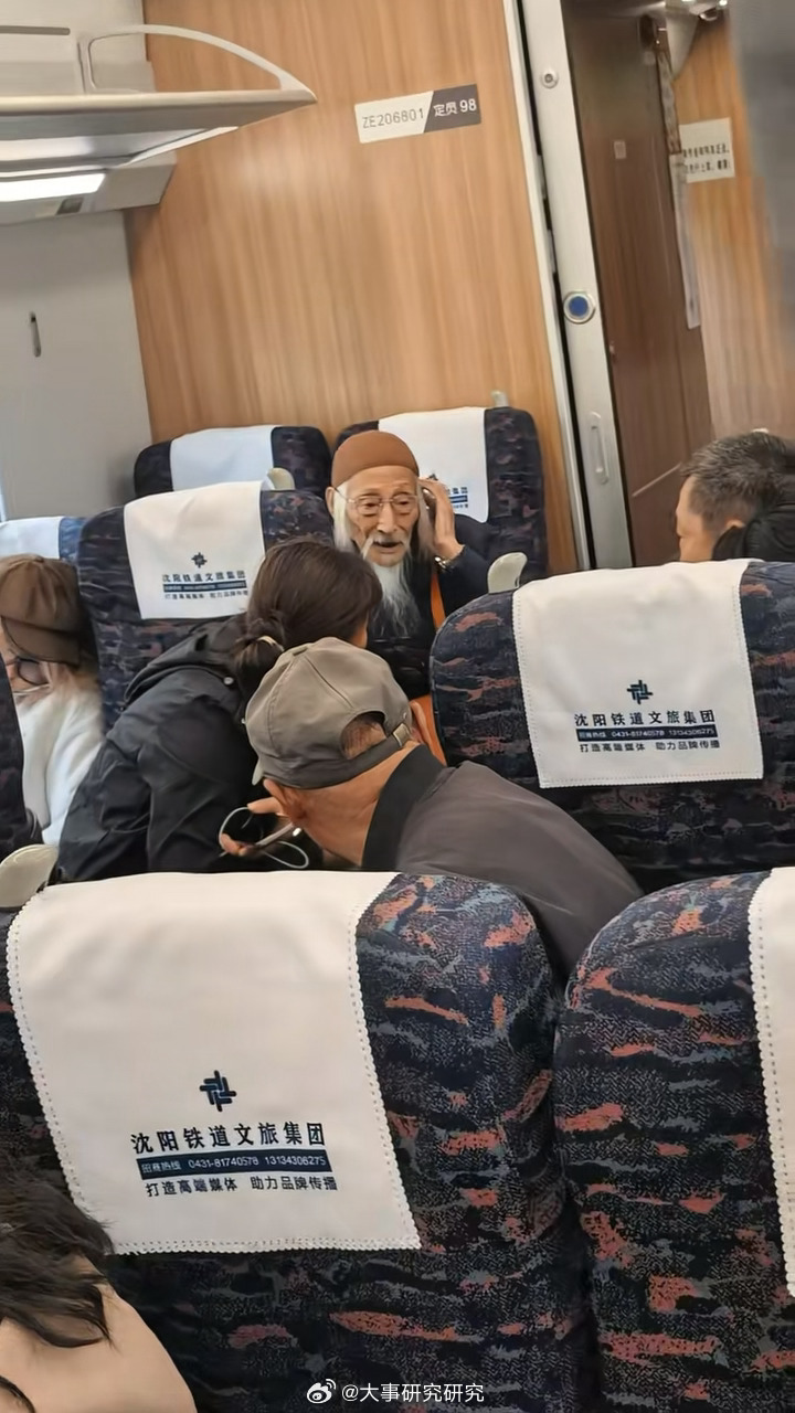 近日吉林一女子在高铁上偶遇一位独自乘车且自己打电话联系接站的114岁老人，老人状态之好刷新了人们对高龄的想象。  一、核心事件与老人状态- 时间地点：2026年10月17日，吉林一列前往白城方向的高铁