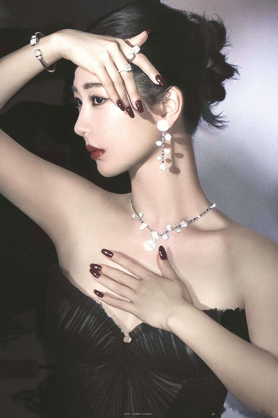 #杨紫[超话]##‍杨紫家业# yz#‍杨紫李祯#

 一锭徽墨，以匠心承古韵；一脉初心，以手艺护家风，墨香日盛，家业绵长


| 杨紫  | 骆佳 |电影猎毒 | 李祯 |家业 | ​