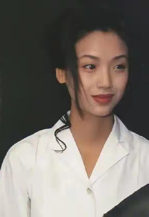 没有那种明星美女的惊艳，但是有着很特别的美感，有点像林忆莲，但比她更耐看，刘天王当年真的想娶她么？
现在回头去看，她选择的生活真的已经胜过很多当年大红大紫的名角，梅艳芳、周海媚、张敏、张曼玉……
看她的经历和性格配得上一份幸福～[强]