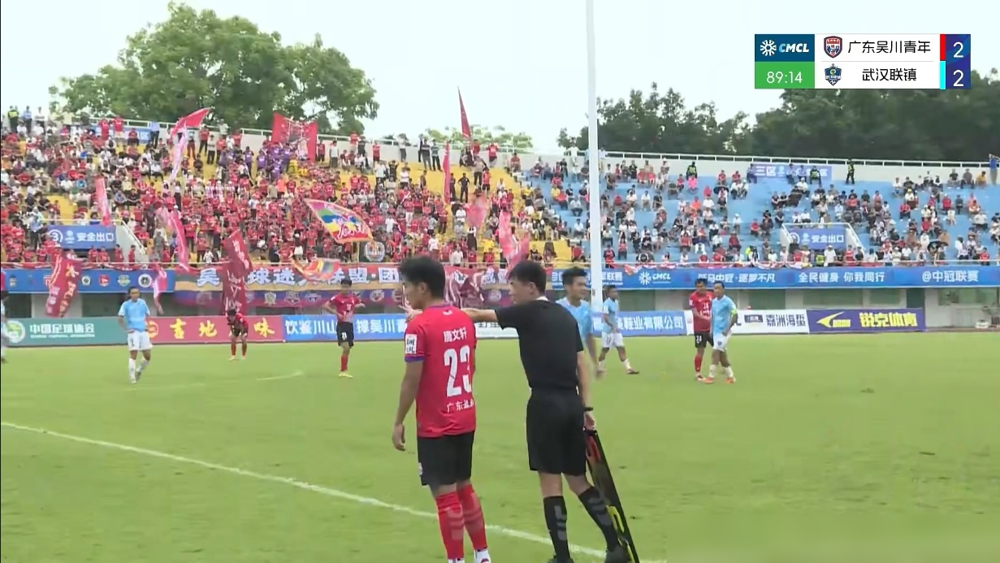 1670人顶着大太阳看球，就图个痛快！结果呢？眼睁睁看着自家球队两次领...