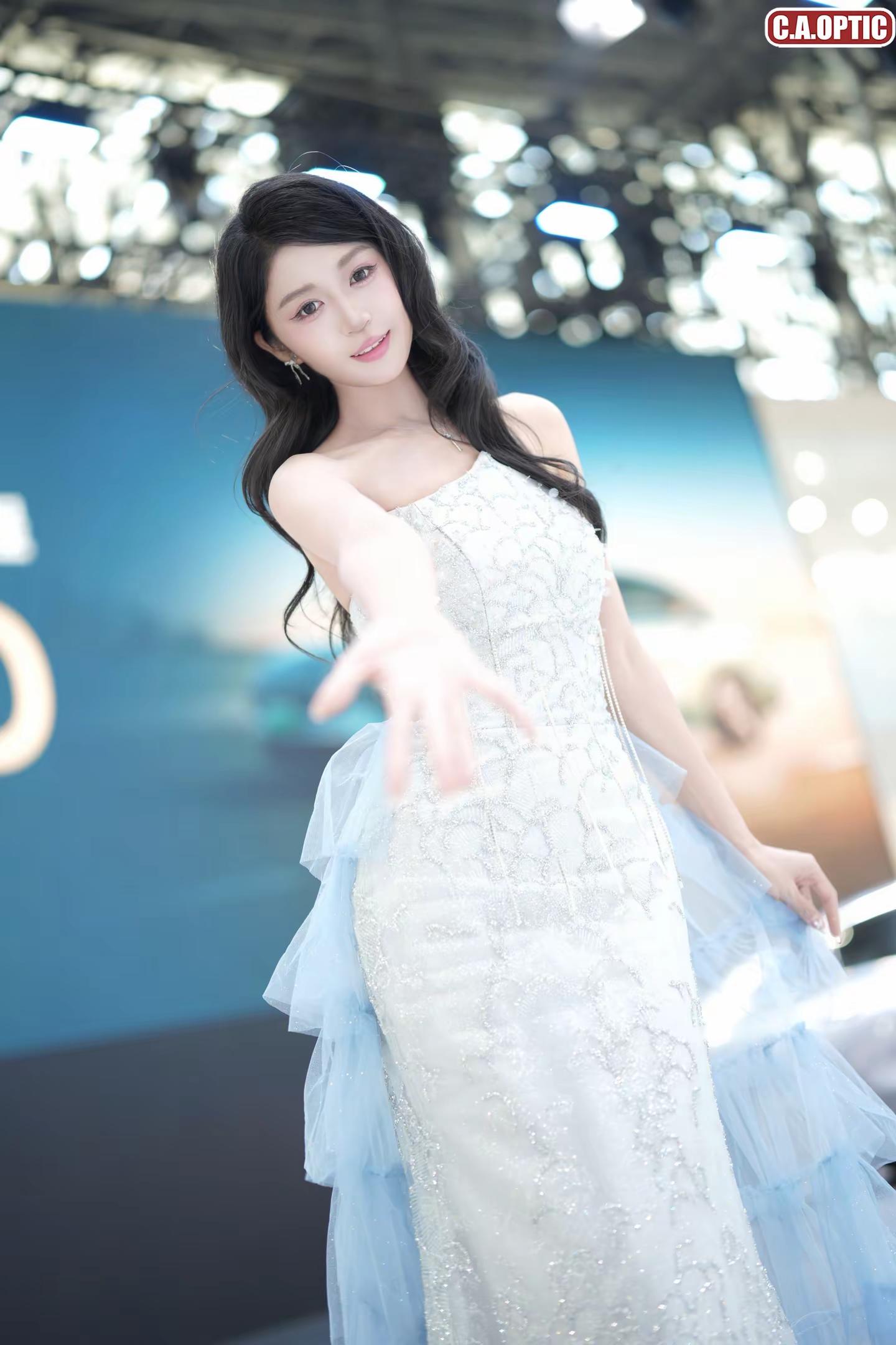 广州车展荣威展台解锁出其不意的惊喜。我是姐姐哦，这次可不要再认错了