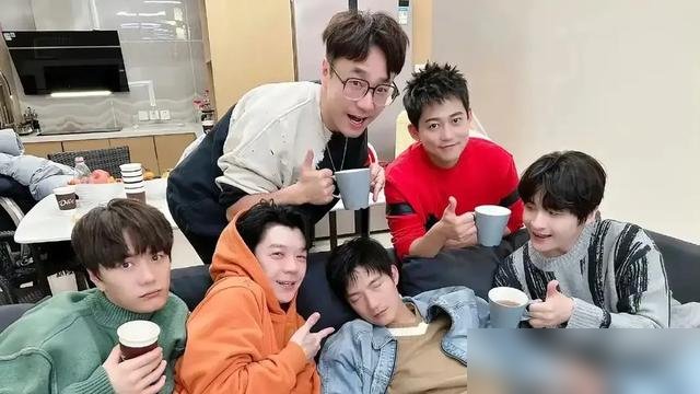 张远一开口，陈楚生直接笑到蹲地上，王栎鑫捂着耳朵喊“跑调了跑调了”。
0713兄弟团凑一块，嘴就没饶过谁。这回轮到张远被集火，哥几个你一句我一句，非说他表现最拉胯，唱歌飘得找不着调。
张远急了，拍着大腿喊“咱们得团结”。苏醒慢悠悠补了一刀：挺团结的啊，团结一致损你呗。
全场笑翻。张远张了张嘴，