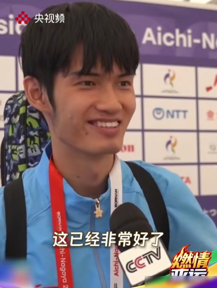 19岁的盛李豪，已经拿完奥运会、世锦赛、世界杯的大满贯，这是什么概念？
很多人不知道，这个被叫干饭哥的天才，13岁刚进体校时，身高不到1米4，连训练枪都端不稳，要分步骤才能拿起来。
但天赋藏不住，启蒙教练让他垒弹壳，别人最多垒4颗，他能稳稳垒7颗，这稳定性就不是一个级别的。入队不到3个月，训练时