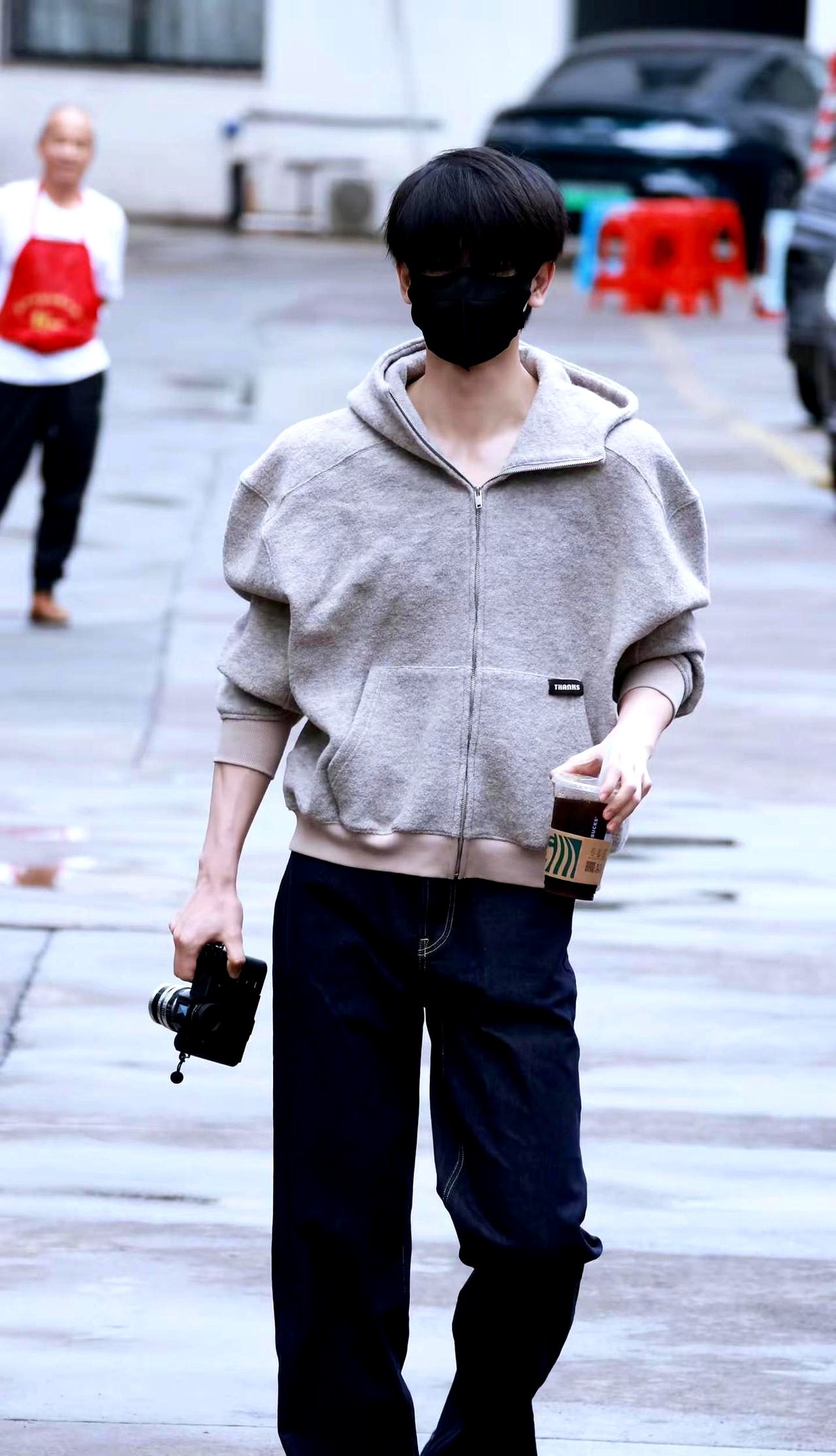 张凌赫这几身衣服，硬生生被网友盘出了玄学。

横店街头，他套件宽松外套，踩双旧鞋就出门。这看似乱穿的私服，竟然被网友扒出个“五行穿搭法”。

什么金木水火土全往身上招呼。别人走红毯恨不得把高定焊在身上，他倒是把衣服穿出了一种下楼买菜的松弛感。没有花里胡哨的硬凹造型，就是几件基础单品来回倒腾，偏偏越看