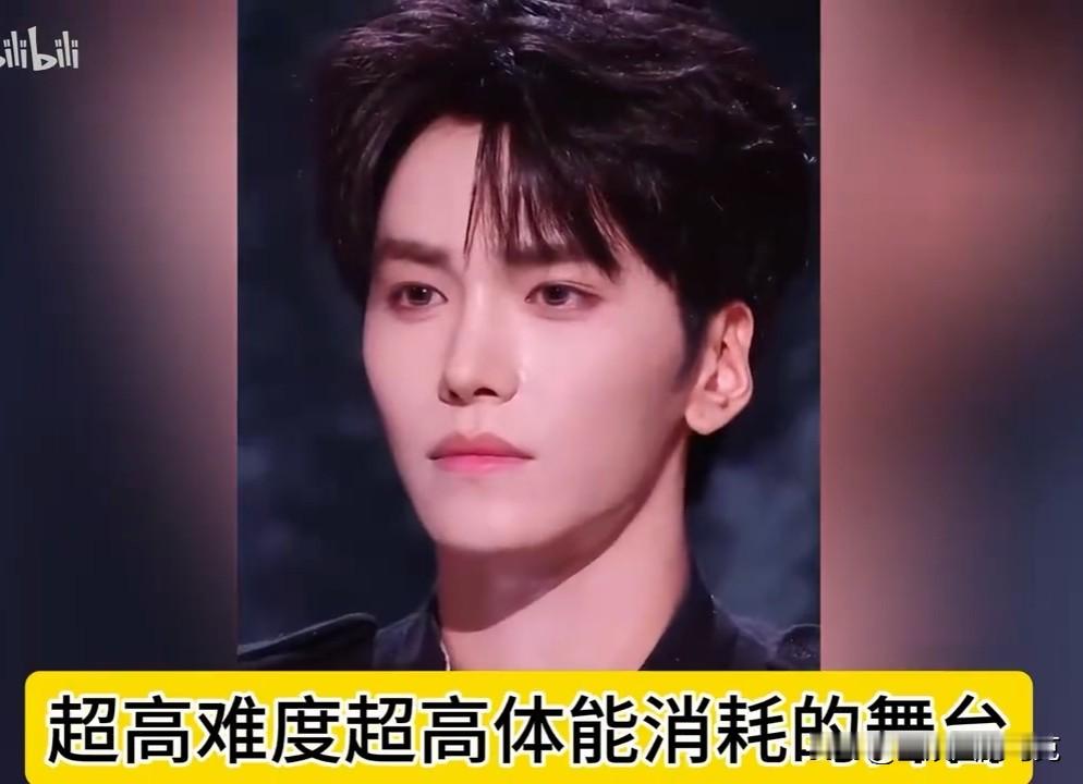 本来追披荆斩棘的哥哥还在感慨邵子恒状态稳得亮眼，

转头就看到他爸邵兵官宣退赛的消息，

之前传的身体不适可能是一个误会。

58岁的老牌硬汉邵兵，当年靠《红河谷》拿过华表奖影帝，这次本来是节目史上第一对父子参赛组合，初舞台都定好了俩人合唱，不少观众蹲了快俩月就等看父子并肩的火花，邵兵自己也说想借着